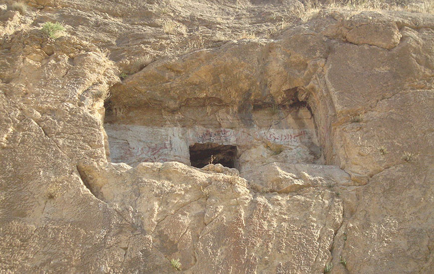 مقبره صخره ای کیکاوس صحنه