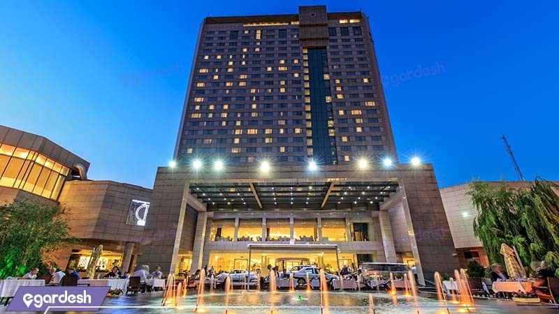 نمای ساختمان هتل پارسیان آزادی تهران