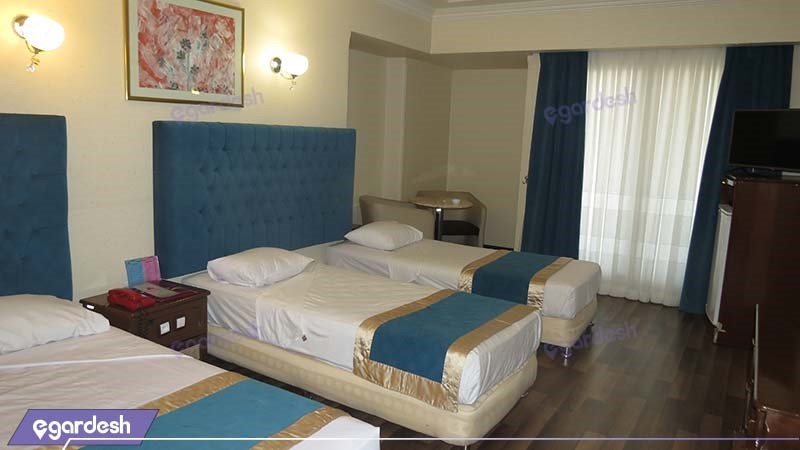 اتاق سه تخته با نمای رودخانه هتل پارسیان آزادی یاسوج