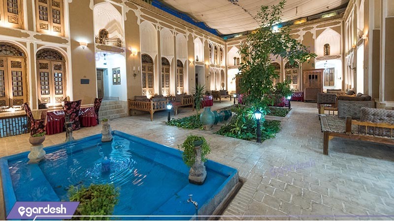 حیاط هتل سنتی فهادان 