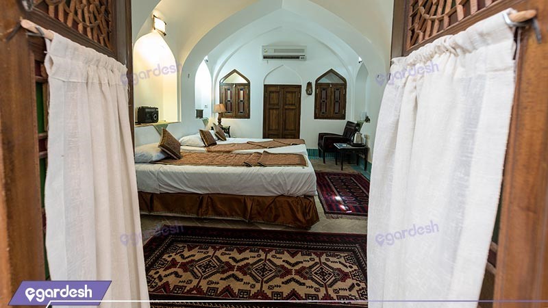 اتاق سه تخته هتل سنتی لب خندق