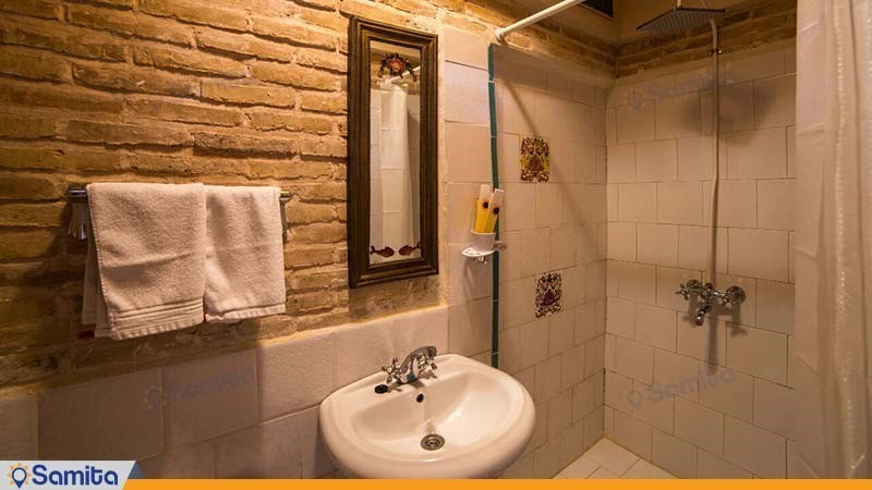 Traditional hotel bathroom in Bekherdi