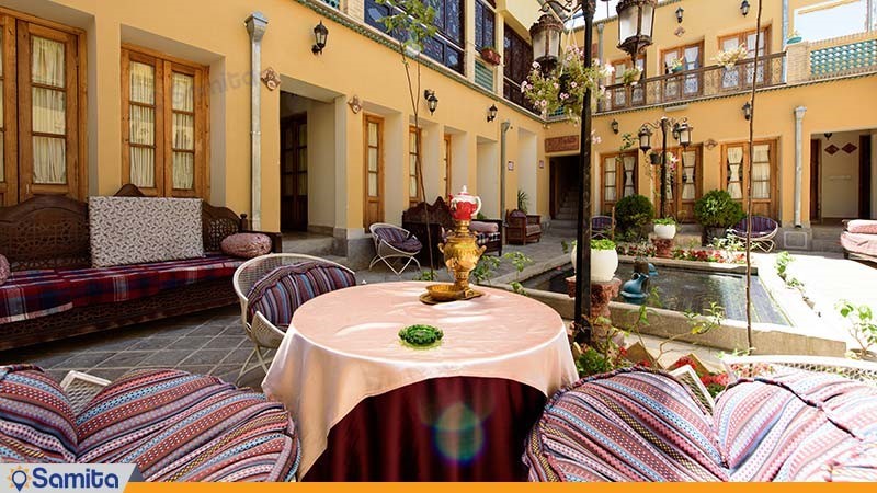  Courtyard of the traditional Tolo Khorshid Hotel