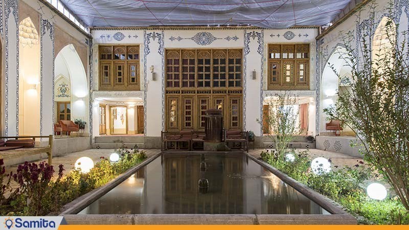  Traditional hotel courtyard