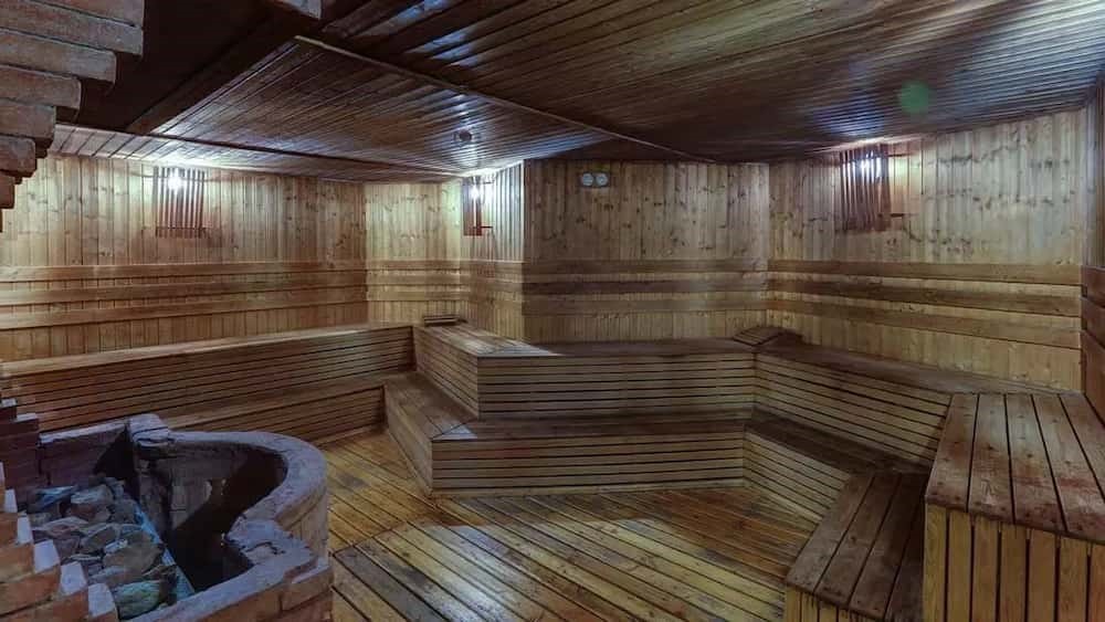  Swimming pool and sauna