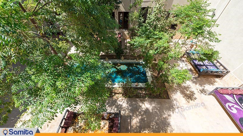  Courtyard of the traditional Kourosh Hotel