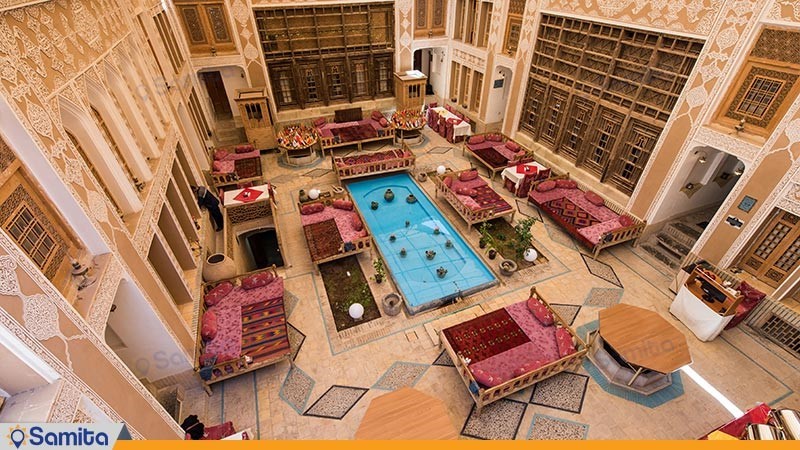  Courtyard of the traditional Malek al-Tojar hotel